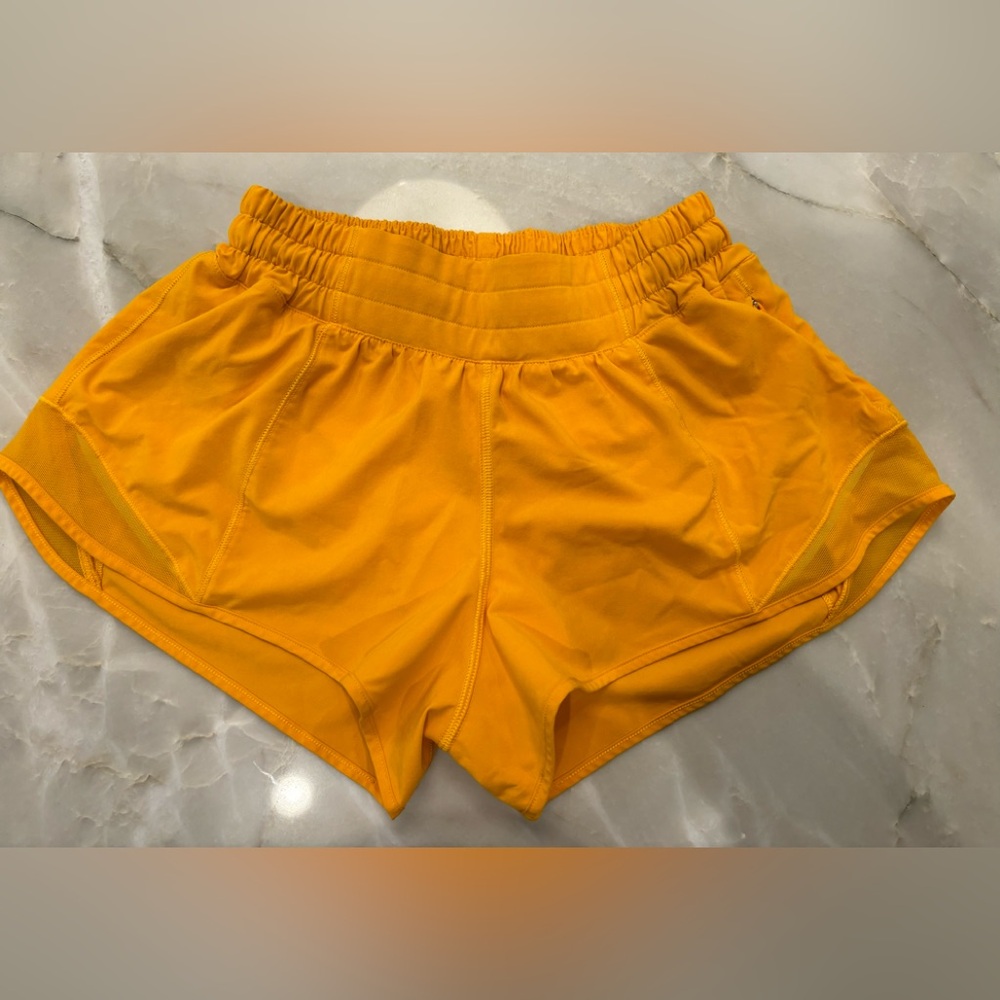 LULULEMON HOTTY HOT 2.5 INCH SIZE 4 CLEMENTINE